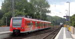 Die Rhein Niers Bahn (RB33) aus Aachen-Hbf nach Heinsberg-Rheinand,Duisburg-Hbf und kommt aus Richtung Aachen-West,Laurensberg,Richterich, und hält in Kohlscheid und fährt in Richtung