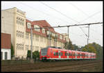 DB 425156 verlässt hier am 9.10.2005 als RB nach Bad Bentheim den Bahnhof Melle. Im Hintergrund das mächtige Gebäude des dortigen Automuseums. Einst war es eine große Möbelfabrik.