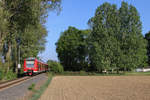 425 066 der Deutschen Bahn AG war am 25. April 2020 als Regionalbahn 11186 von Aachen Hauptbahnhof, über Lindern, nach Heinsberg (Rheinl.) unterwegs, hier kurz hinter der Ortschaft Heinsberg-Porselen.