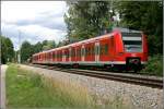 Zum Triebwagentausch fhrt ein 426er und der 425 145 als RB 30056  OBERBAYERN-BAHN  von Rosenheim nach Mnchen. Hier bei Rosenheim am 27.06.07