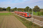 DB 425 145 rollt als RB33 nach München durch den Haltepunkt Pulling. (29.09.2023)