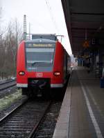 Die Magdeburger 425  505 wartet auf Gleis 8 auf Fahrgste  (Braunschweig Hbf) (18.3.2008)