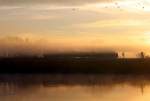 Der 425 hat soeben die Huntebrcke bei Elsfleth passiert, der Nebel ber der Hunte hebt sich am frhen Morgen des 11.02.2008 in verschieden Schichten, das Gegenlicht erzeugt eine surreale Stimmung.