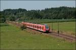 425 146 und 426 022/522 sind als RB 30065 von Rosenheim nach Traunstein unterwegs. Hier bei Bad Endorf. (11.07.2008)
