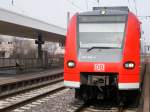 425 266-4 steht (wegen Bauarbeiten zwischen Frankenthal und Worms) auf dem Gegengleis. Dieser Zug endete aufgrund dieser Bauarbeiten in Frankenthal Hbf, hier auf Gleis 1.