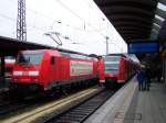 Die 146 201-9 steht mit ihrem IRE nach Stuttgart abfahrbereit, whrend der daneben stehende 425 308/808 noch 20 Minuten hier in gleis 3 verweilt, bis er ebenfalls mit halt an allen Stationen nach