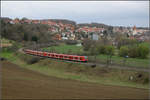Regionalbahn -

Eine Doppeltraktion zweier Triebzüge der Baureihe 425 unterwegs im Lonetal zwischen Lonsee (Ort im Hintergrund) und Urspring. 

19.04.2008 (M)
