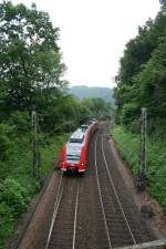 S1 mit 425 703-6 von Mannheim nach Osterburken am 13.7.2009 im Neckartal bei Guttenbach.
