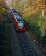 Am Samstagvormittag fhrt dieser Zug  bestehend aus 425 106-2 und 425 034-3 von Rheydt Hbf nach Odenkirchen durch den Einschnitt am Gotzweg vorbei.