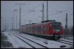 425 xxx verlsst auf der RB33 Duisburg Hbf im Schneetreiben.