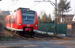 Am Bahnbergang Bergheimer Strae kommt gerade der 425 039-5 gefahren in Richtung Kln.