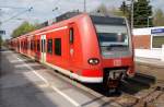 Da steht 425 054-4 als Fronttriebwagen der RE 8 nach Koblenz im Bahnhof Stommeln abfahrbereit, nchster Halt ist Pulheim. 17.4.2011