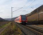425 137/637 ist als RE 1 Kaiserslautern - Koblenz am 30.11.2011 in Pommern (Mosel)