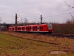 Zwischen Anrath und Forstwald eilt hier der 425 038-7 als RB 33 nach Duisburg, an diesem Sonntag den 26.2.2012 ist er hier kurz vor der Brcke der L379 abgelichtet.
