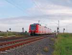 Am spteren Abend ist der 425 070 aus Herrath kommend am Bahnbergang  Am Chur  nahe Wickrathahn in Richtung Wickrath unterwegs....Mittwoch 6.Juni 2012