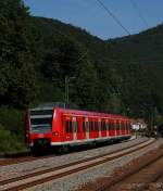 425 203-7 als S2, Mosbach(Baden) - Kaiserslautern Hbf, erreicht den Halt Lambrecht(Pfalz).