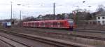 425 141 ist als RE 60 von Trier nach Kaiserslautern unterwegs. Hier bei der Einfahrt in den Bahnhof Bous. Im Hintergrund befanden sich frher ein Schrotthndler und die Bahnmeisterei Bous.
20.02.2013