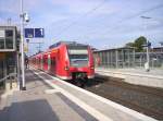 425 059/559 auf dem Weg nach Aachen Hbf bei der Einfarht als  Rhein-Niers-Bahn  in den Bahnhof Erkelenz.