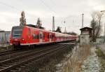 Ein RE11 Zug von dem 425 062-7 gefhrt nach Hamm kreuzt hier den Bahnbergang Lerchenfeldstrae in Anrath.23.3.2013 