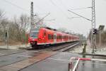 Brrrrrrrrrr, bei usseligem Schneeregen fhrt der 425 526-1 an den Bahnbergang Jakob-Krebs-Strae heran. 23.3.2013