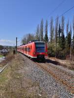 Gerade berquert der 425 086-6 die B292 bei der Anfahrt an den Bahnsteig in Neckarbischofsheim auf seinem Weg als S51 nach Aglasterhausen. Samstag den 13.4.2013