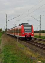 Aus Richtung Krefeld-Forstwald kommend ist diese RE 11 nach Mnchengladbach vor dem Bahnhof Anrath abgelichtet. Als Frontfahrzeug ist der 425 060-1 zu sehen am Sonntag den 28.4.2013