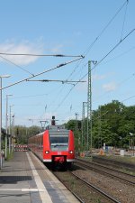 Hier fahren zwei ET 425 als RE 11 nach Mnchengladbach am 9.5.13 in Viersen ein.