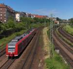 425 133 hat als RB Homburg - Trier gerade den Saarbrcker Hauptbahnhof verlassen und wird gleich schon wieder in Burbach halten.
KBS 685 - Bahnstrecke 3230 Saarbrcken - Karthaus. Die Gleise die nach Rechts gehen gehren zur KBS 682 und zur Bahnstrecke nach Frstenhausen, die auf der linken Seite der Saar verluft.