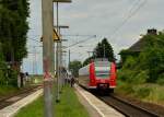 Herrath den 22.6.2013, der 425 573 ist auf dem Weg nach Duisburg soeben als RB 33 an den Bahnsteig herangefahren....um nach einem kurzen Halt seinen Weg nach Duisburg zu vollenden.