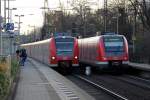 425 541 als RB 42 nach Münster Hbf. bei der Einfahrt in Recklinghausen-Süd mit im Bild 422 077-8 als S 2 nach Dortmund Hbf. 3.12.2013