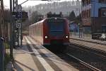 Eine Gegenlichtaufnahme des 425 250-8, als er gegen Mittag in Richtung Mannheim als RE1 durch Neckargerach fuhr. 2.12.2013