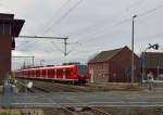 Bei der Einfahrt in Lindern ist hier eine Doppeleinheit RB33 zu sehen.
Gleich auf Gleis 3 wird sich der Zug teilen und der hintere Teil fährt dann in Richtung Heinsberg. 425 576-6 ist der Teil der weiter nach Duisburg fährt. 15.12.2013