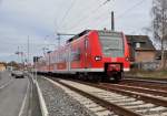 Der aus Heinsberg kommende 425 570-0 hat vor wenigen Minuten am Bahnsteig Gleis3 mit einem aus Duisburg kommenden Halbzug gekoppelt und fährt nun im Doppel weiter nach Aachen Hbf. 15.12.2013