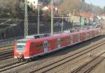 425 125-2 verlässt am 17. Dezember 2013 zur Fahrt nach München Hbf den Bahnhof Kronach über Gleis 3.