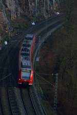 Fernschuß auf den 425 205-2 der an der Magaretenschlucht vorüber in Richtung Binauer Tunnel als S2 nach Mosbach Baden fährt. 31.12.2013