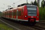 Eine RE aus Koblenz bringt hier der 425 533 in den Bahnhof Odenkirchen herein. Samstag 12.4.2014
