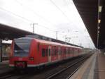 425 011 wartet in Stendal als Regionalbahn nach Salzwedel auf die Abfahrt. (Oktober 2013)