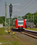 In Lindern auf Gleis 3 steht der 425 570-0 und wartet auf die Abfahrt nach Heinsberg als RB 33. 18.5.2014