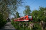 Am 19/04/2014 begegnete mir 425 576-6 am Bahnübergang Zweibrüggen bei Übach-Palenberg als RE in Richtung Aachen.