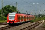 Wegen Bauarbeiten auf der Strecke Krefeld-Mönchengladbach wurde der RE 11 während der Sommerferien in Nordrhein-Westfalen über Neuss umgeleitet. Die Züge verkehrten ohne Halt zwischen Duisburg und Mönchengladbach und fuhren in Neuss durch den Güterbahnhof, hier verläßt eine 425-Doppeltraktion mit 425 564-2 an der Spitze am 16.08.2014 den Güterbahnhof und erreicht das Streckengleis in Richtung Mönchengladbach.