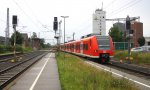 Die Rhein Niers Bahn (RB33) aus Aachen-Hbf bei der Einfahrt in den Bahnhof Lindern, wo der Zug geteilt wird. Aufgenommen am 8.8.2014 bei typischem Sommerwetter.