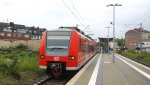RB33 steht im Bahnhof Heinsberg bereit zur Abfahrt nach Aachen-Hbf.
Aufgenommen bei Regenwetter am 8.8.2014.