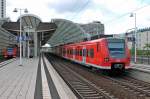 Nachschuss auf 425 727-5 (425 225-0) und 425 721-8 als S2 nach Kaiserslautern, als sie in den Bahnhof von Ludwigshafen (Rhein) Mitte einfuhren. Am linken Bildrand steht S2 nach Ebersbach, bestehend aus 425 715-0  Osterburken .