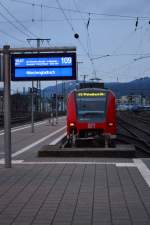 Anzeigetafel verrät wo der RE8 auf seinem Weg nach Mönchengladbach noch hält.....wenn er dann erst mal los fährt. 15.3.2015