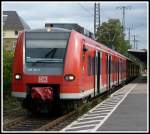 425 100 und ein weiteres Fahrzeug dieser Baureihe stehen am 19.8.14 im Bahnhof Köln-West als RB 48 nach Bonn-Mehlem.