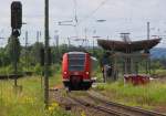 Fahrgastwechsel - Dort wo das Angebot stimmt fahren die Menschen auch mit dem ÖPNV und der Bahn. Entlang der Saarstrecke zwischen Merzig und Saarbrücken gibt es fast einen 30 Minutentakt, jedenfalls MO-FR. Aber immer wenn man Umsteigen muß, besonders von Bus auf Bahn oder umgekehrt, stößt der Nahverkehr im Saarland an seine Grenzen. 425 129-4 hat als RB 71 Trier - Homburg einen Planhalt in Bous.
Im Hintergrund liegt das Stahlwerk Bous (früher Mannesmann Röhrenwerke), das noch für ein Güteraufkommen sorgt. Der Bahnhof Bous hatte mal zwei Bahnsteige und 4 Bahnsteiggleise. Zwei für die Strecke 3230 Saarbrücken Karthaus und zwei für die Strecke 3232 Saarbrücken - Fürstenhausen - Hostenbach - Bous über die linke Saarstrecke. Diese Verbindung wurde durch die Sprengung der Eisenbahnbrücke über die Saar bei Bous im Jahre 1945 unterbrochen und nicht wieder aufgebaut. 04.07.2013 Bahnstrecke 3230 Saarbrücken - Karthaus