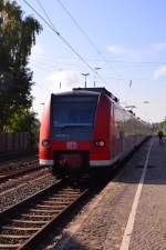 Auf Betriebsfahrt wie der Zugzielanzeiger verkündet ist der 425 023-9 hier in Rommerskirchen zu sehen am Sonntag den 11.10.2015