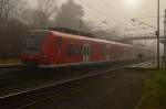 425 205-2 verlässt im Nebel des Vormittags Neckargerach am 28.12.2015 gen Zwingenberg.