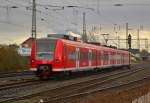 Gerade ist der 425 598-0 am Fotografen vorbei gefahren und rollt nun dem Bahnsteig in Grevenbroich entgegen, der Zug ist als RE8 nach Koblenz unterwegs. Mittwoch 2.3.2016