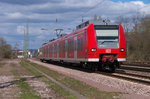 425 140 ist als RB von Merzig nach Kaiserslautern unterwegs und hat gerade den Bahnhof Ensdorf verlassen. Bahnstrecke 3230 Saarbrücken - Karthaus am 22.03.2016